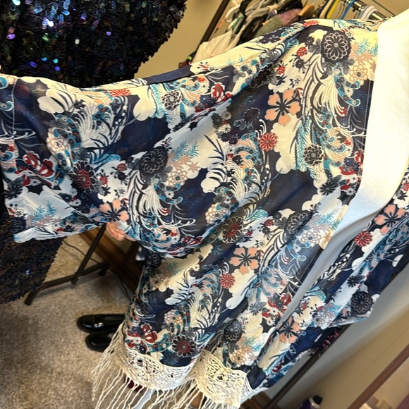 Rachael and Chloe kimono wrap. EUC. Navy red rose turquoise colors. - Picture 5 of 7